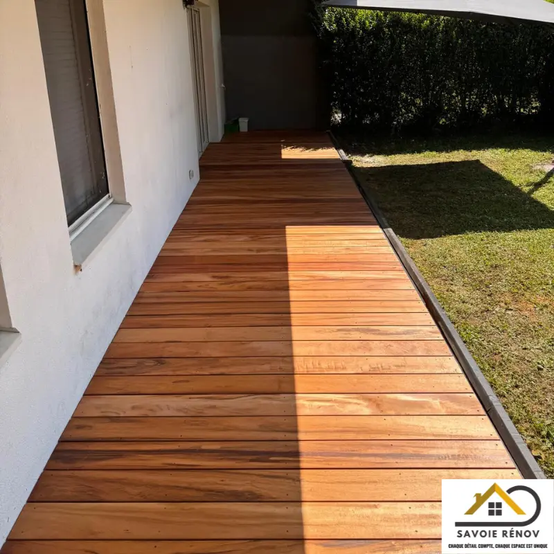 Construction d'une terrasse en bois sur mesure avec des lames parfaitement alignées dans un jardin.