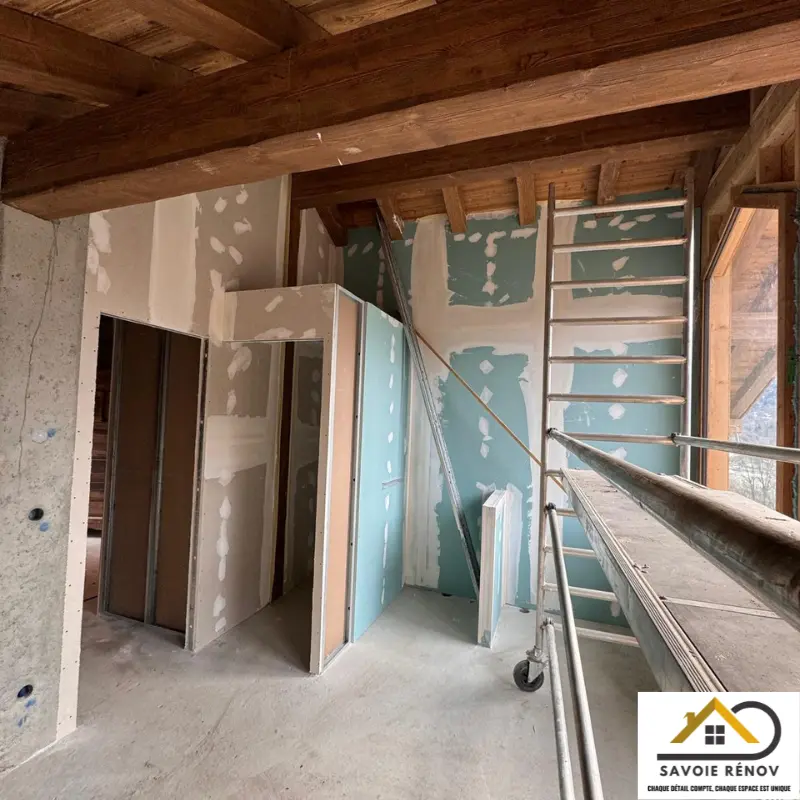 Travaux de plâtrerie avec réalisation de joints de placo parfaits pour des murs lisses.