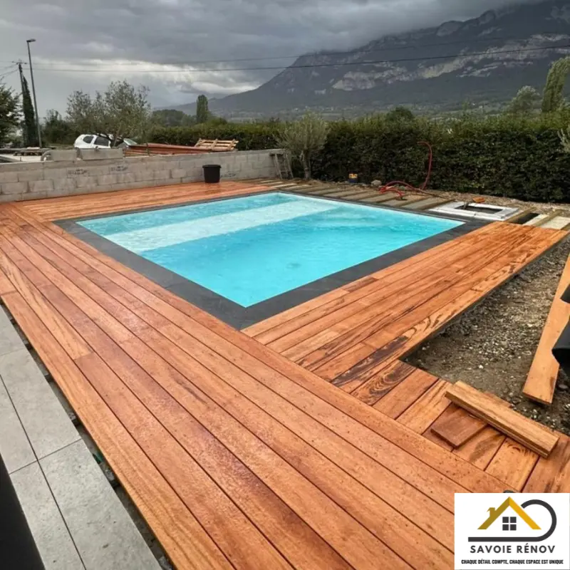 Construction d'une terrasse en bois haut de gamme servant de plage de piscine.