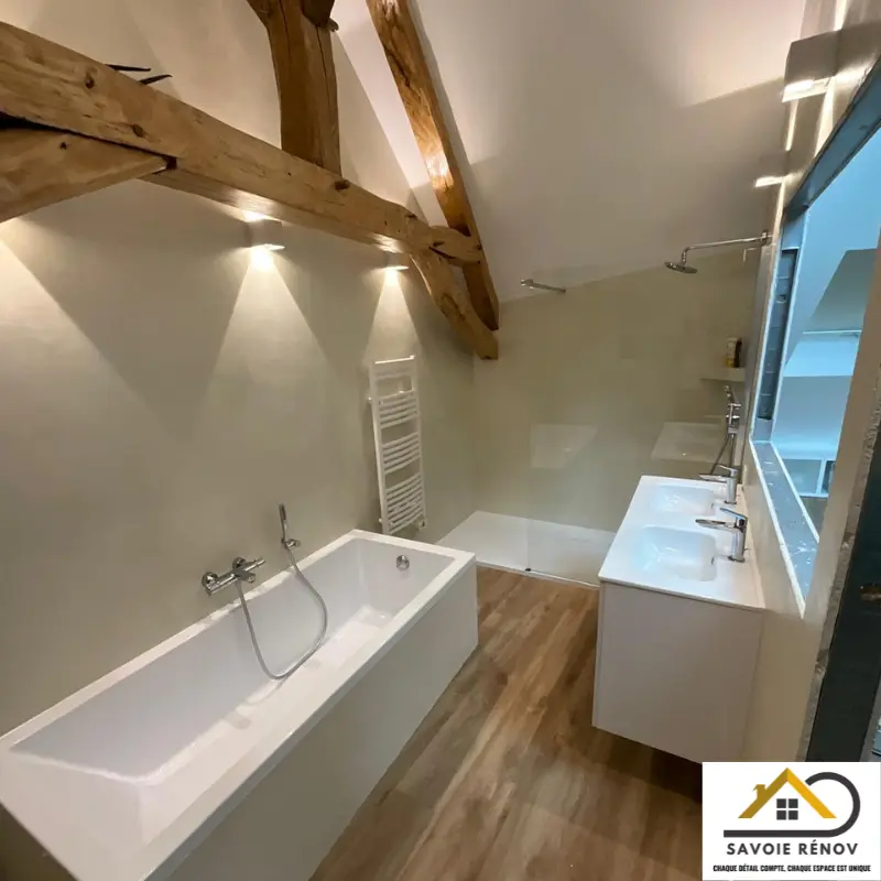 Rénovation d'une salle de bain moderne sous combles avec poutres apparentes en bois.
